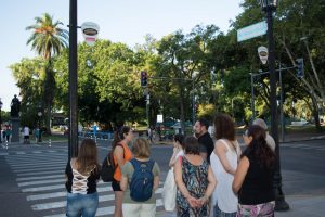 personas en un recorrido a pie en Pichincha